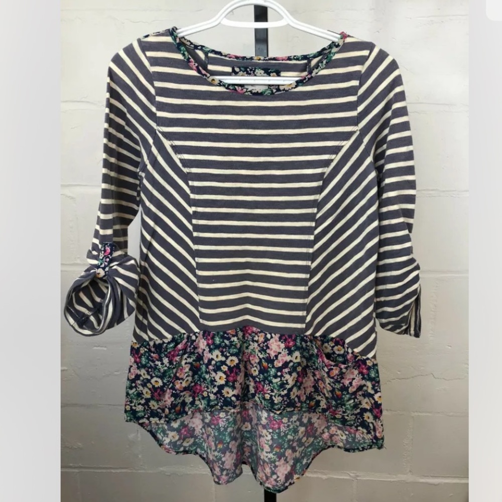 Postmark Striped Hi Lo Top Gray White Floral Trim